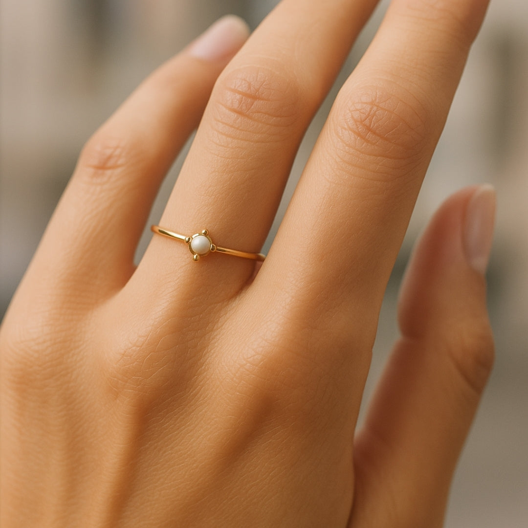 ANILLO VALENTINA ROCHE FINO DORADO CON PIEDRA CENTRAL BLANCA