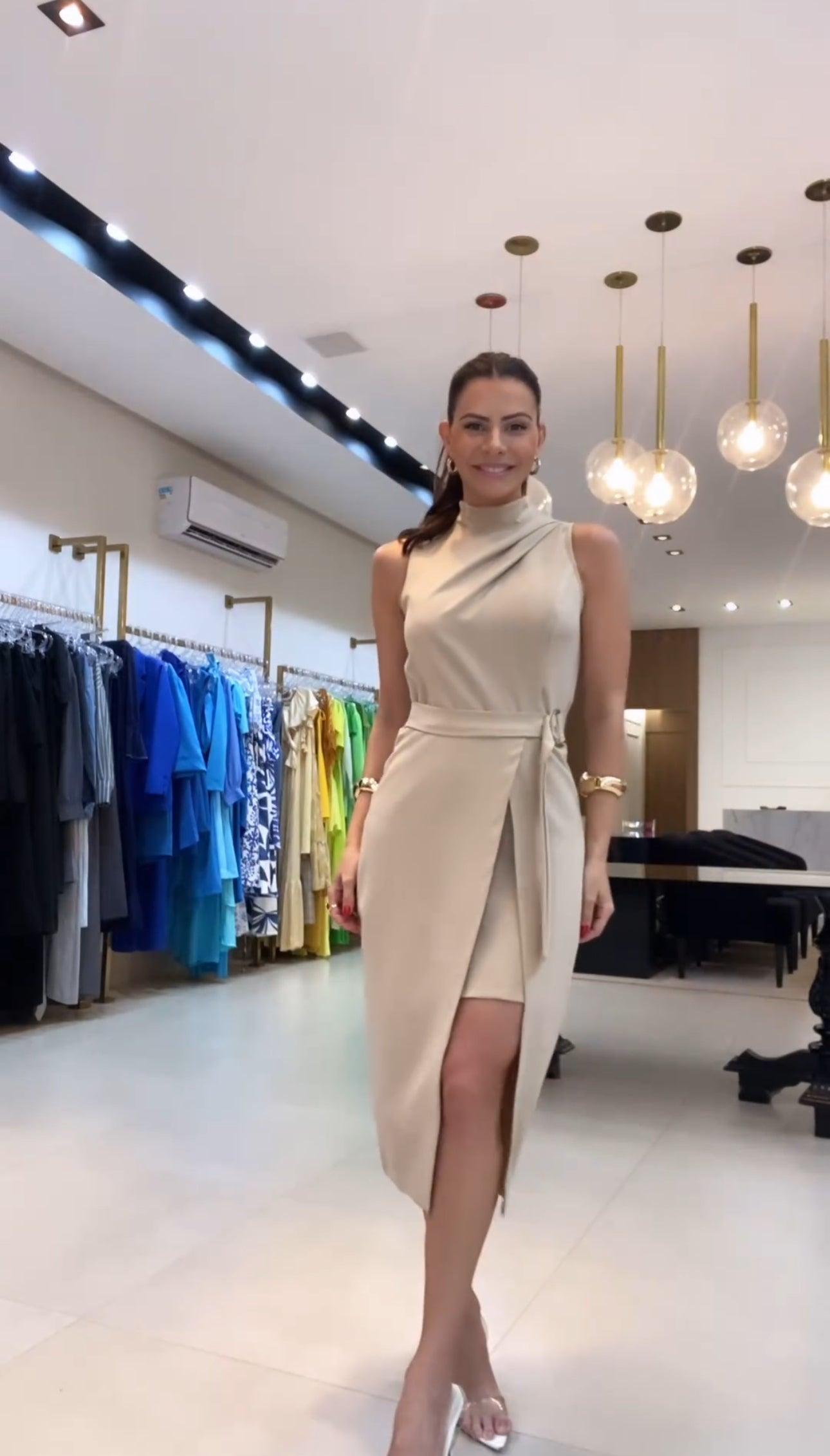 VESTIDO MIDI AJUSTADO CON CUELLO ALTO Y ABERTURA LATERAL