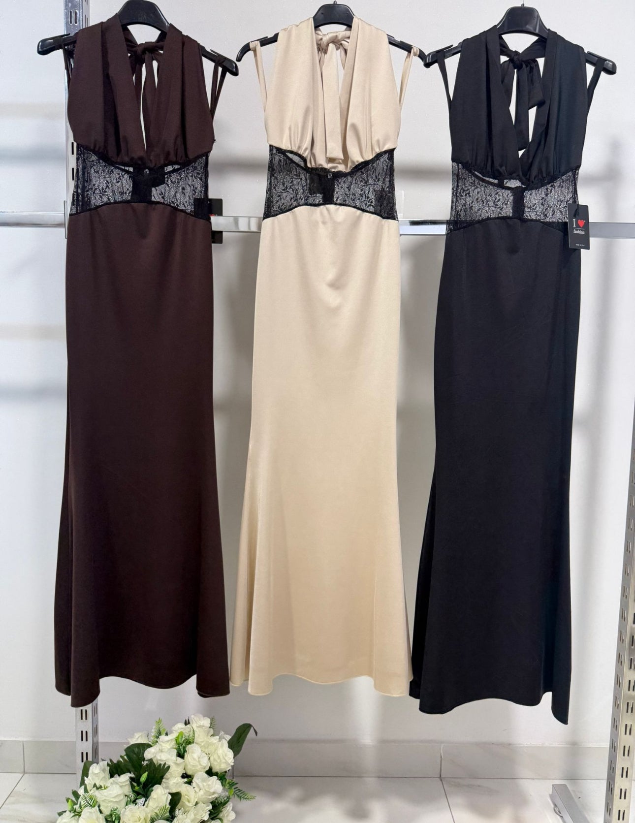 VESTIDO LARGO NEGRO SATINADO CON ESCOTE PROFUNDO