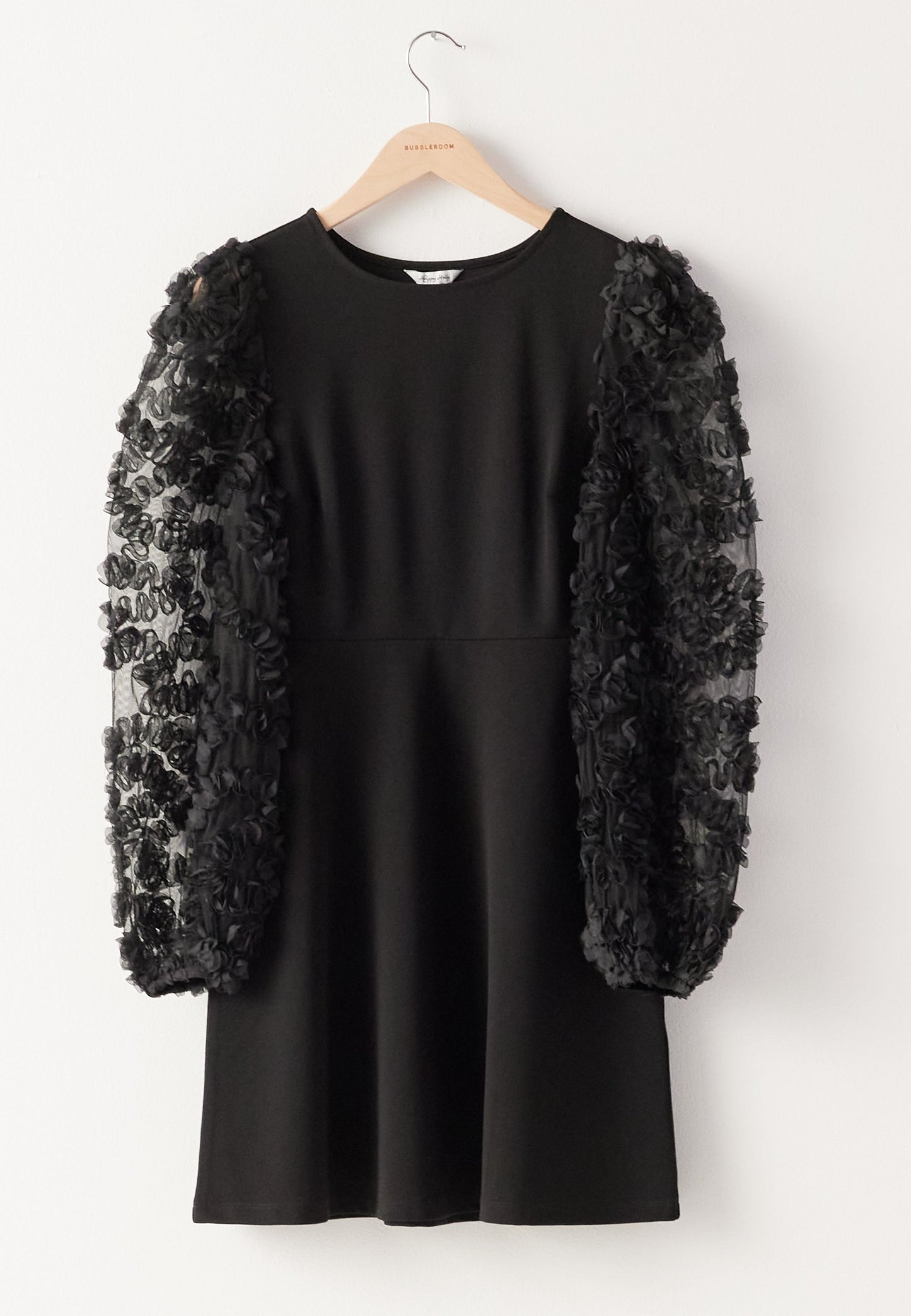 VESTIDO NEGRO ELEGANTE CON MANGAS BORDADAS