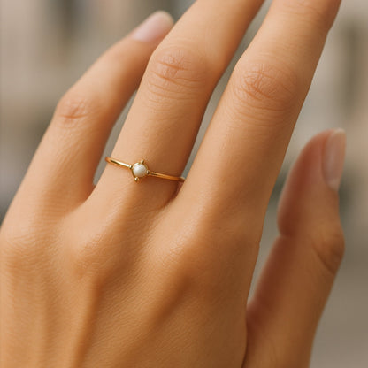 ANILLO VALENTINA ROCHE FINO DORADO CON PIEDRA CENTRAL BLANCA