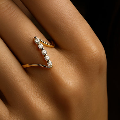 ANILLO VALENTINA ROCHE DORADO CURVO CON CIRCONITAS