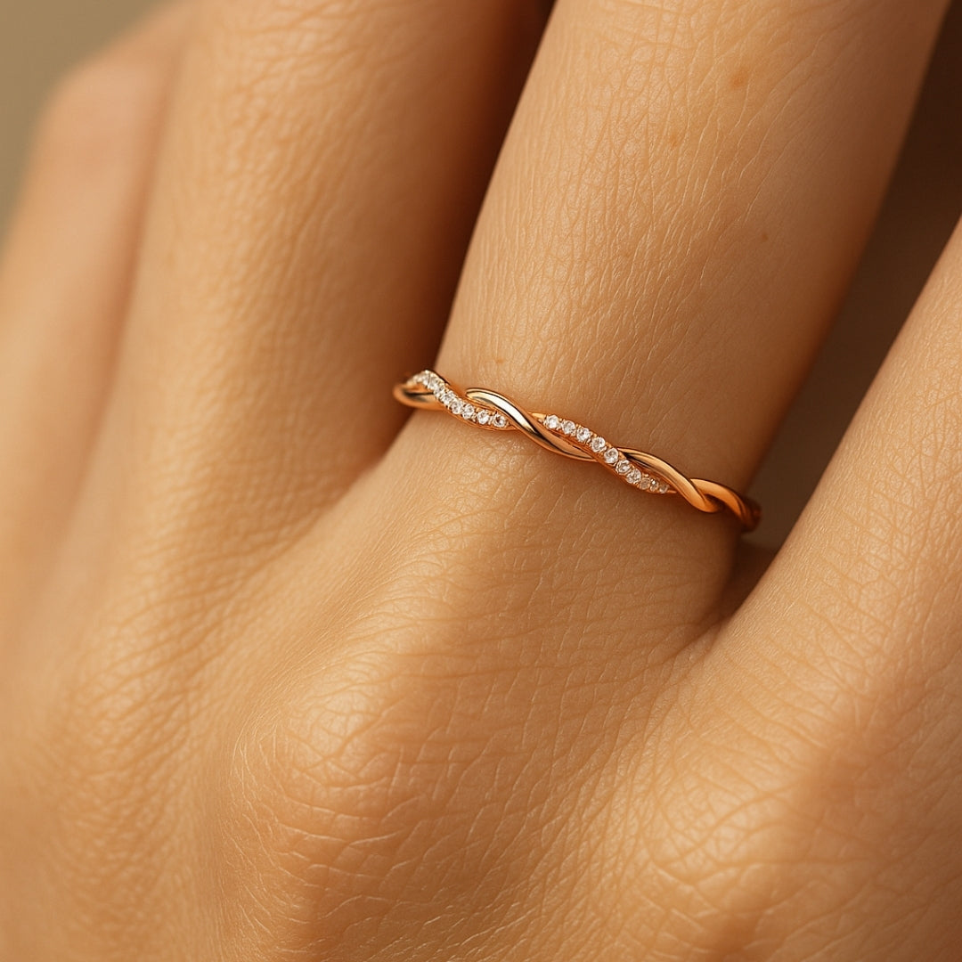 ANILLO VALENTINA ROCHE DORADO ROSADO TRENZADO CON CIRCONITAS