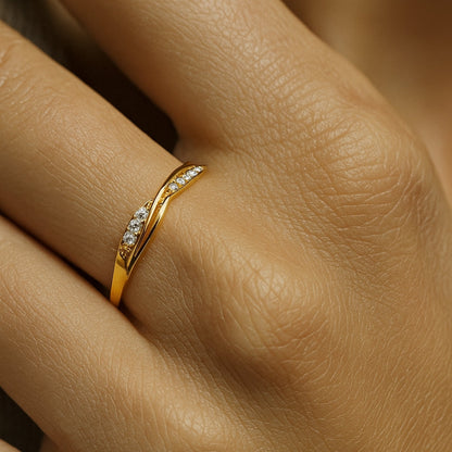 ANILLO VALENTINA ROCHE DORADO FINO CON CIRCONITAS LATERALES