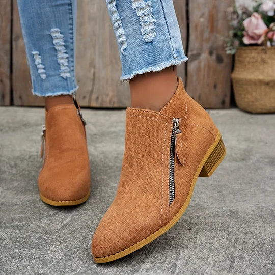 BOTINES DE ANTE CON CREMALLERA LATERAL Y TACÓN BAJO