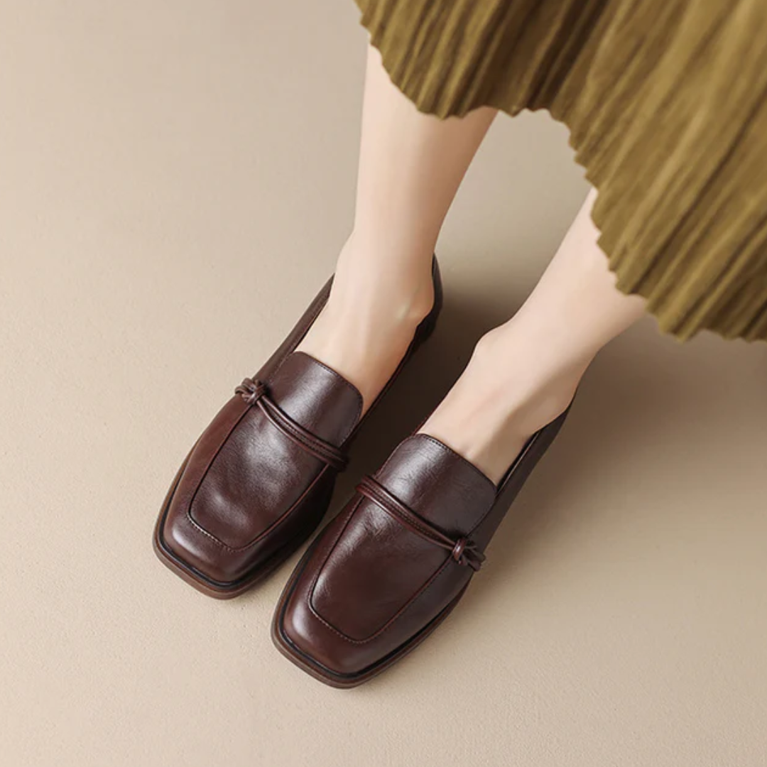 MOCASINES CLÁSICOS DE PIEL CON TACÓN BAJO