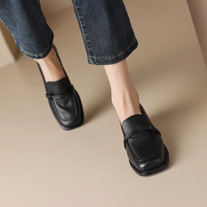 MOCASINES CLÁSICOS DE PIEL CON TACÓN BAJO