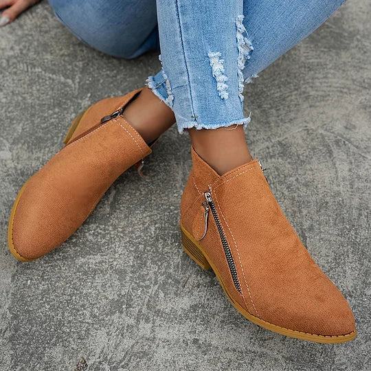 BOTINES DE ANTE CON CREMALLERA LATERAL Y TACÓN BAJO