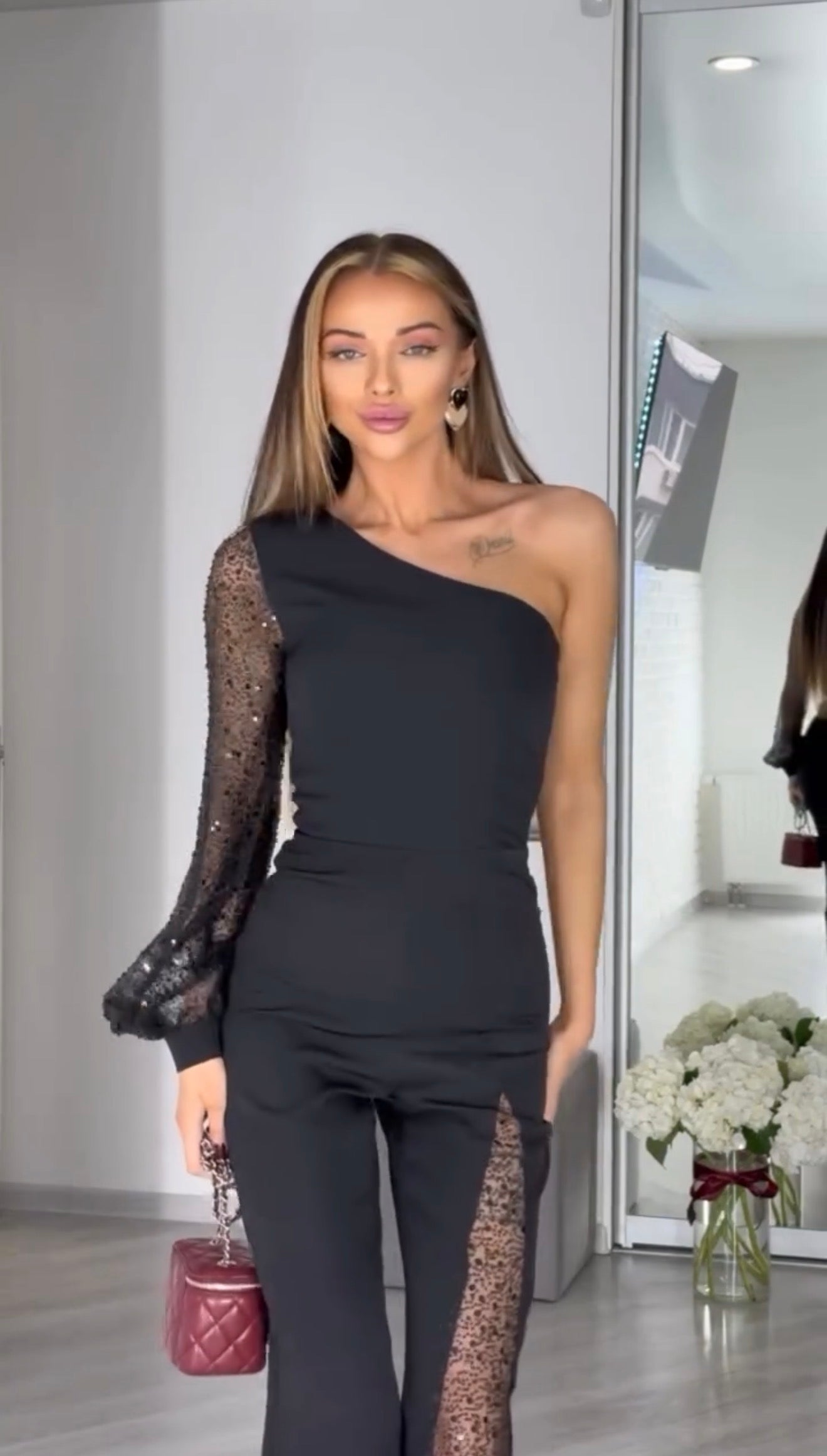 MONO NEGRO ASIMÉTRICO DE FIESTA CON ENCAJE