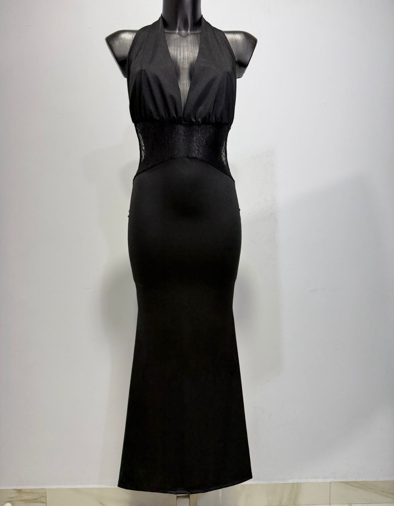 VESTIDO LARGO NEGRO SATINADO CON ESCOTE PROFUNDO