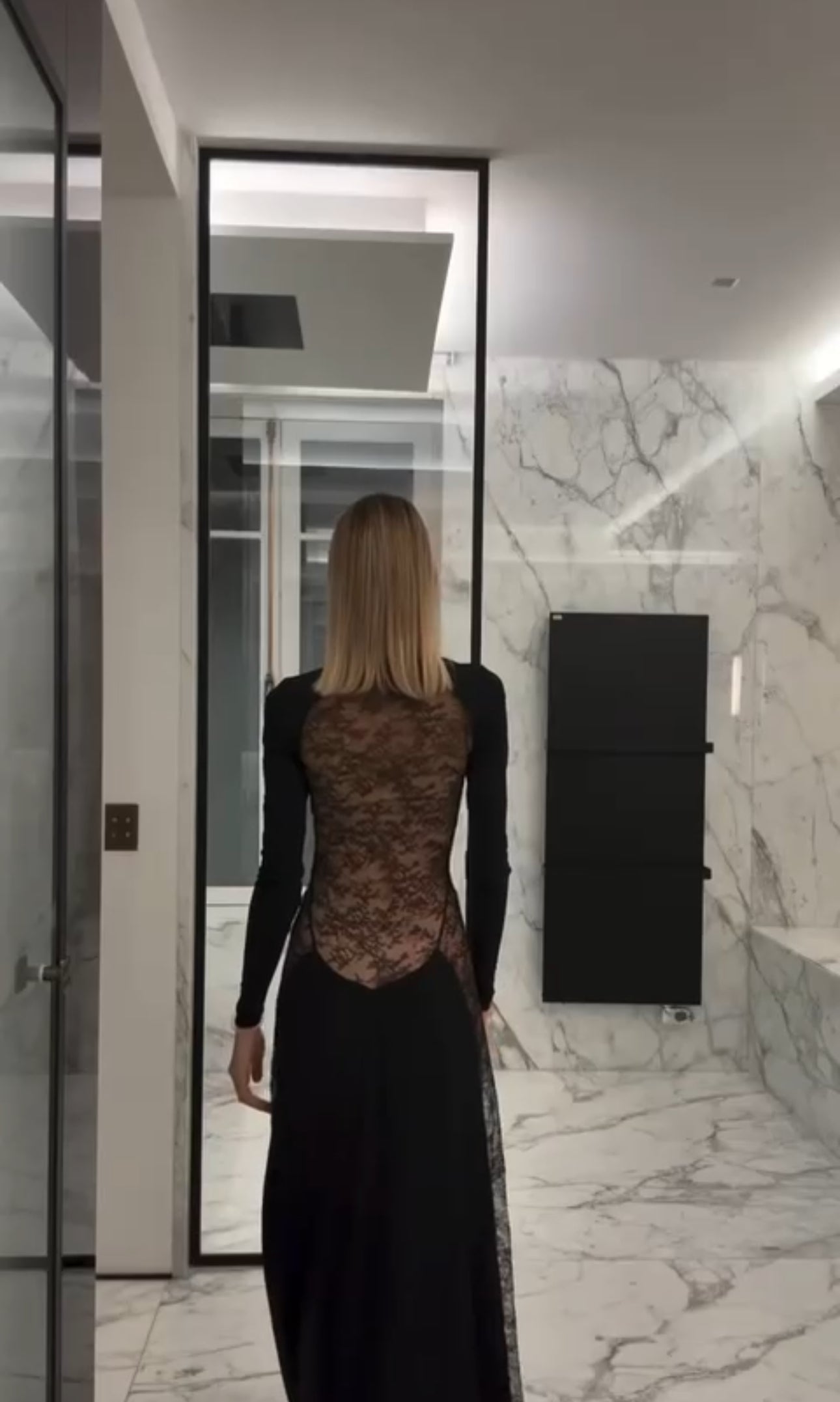 VESTIDO LARGO NEGRO ELEGANTE CON ABERTURA LATERAL