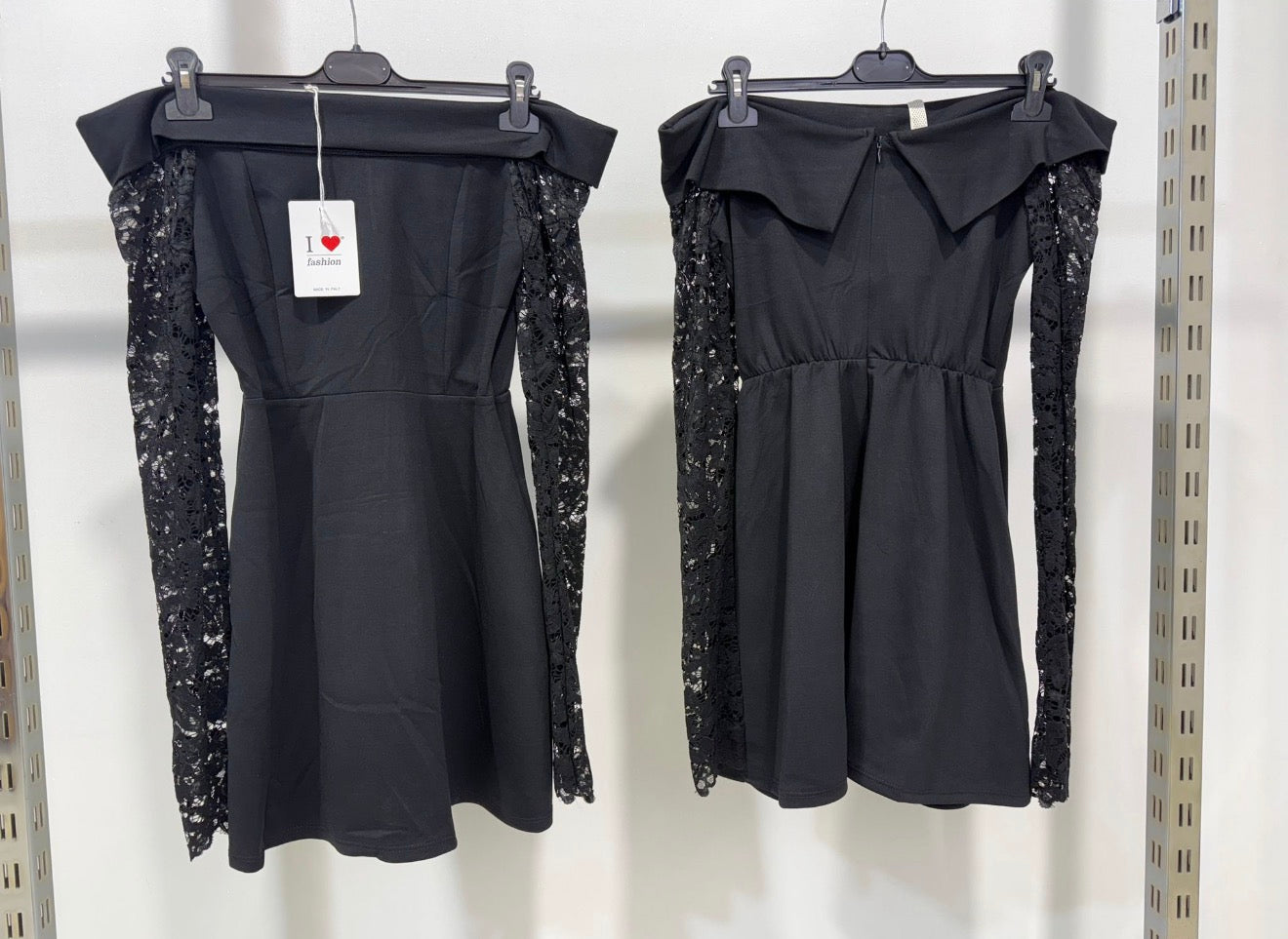 VESTIDO CORTO NEGRO CON MANGAS DE ENCAJE