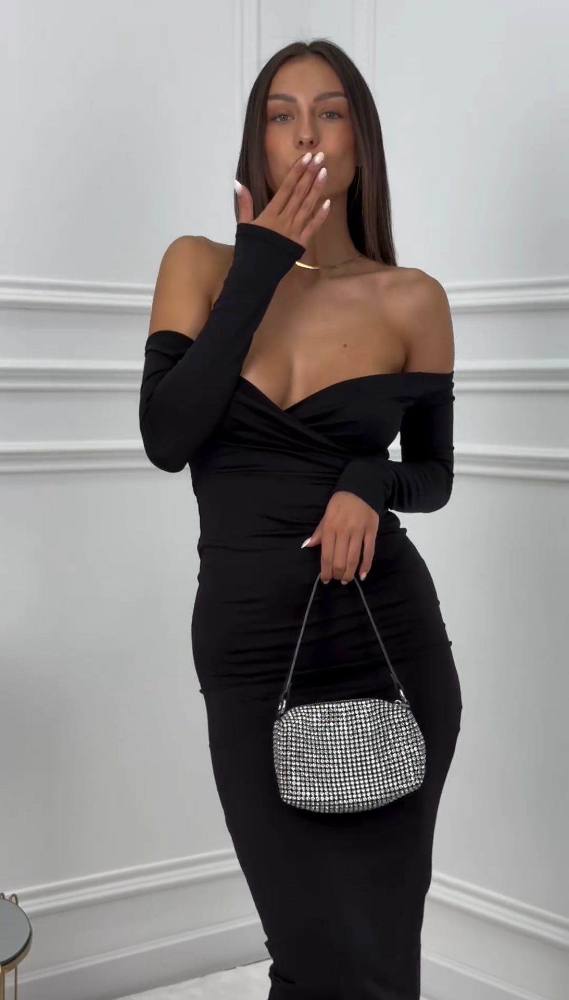 VESTIDO MIDI NEGRO ELEGANTE DE HONOR