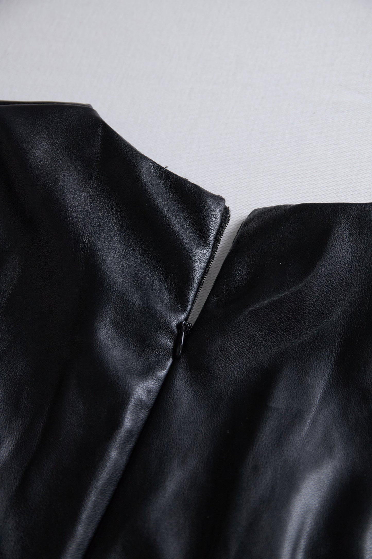 VESTIDO CORTO VALENTINA ROCHE EFECTO CUERO ELEGANTE