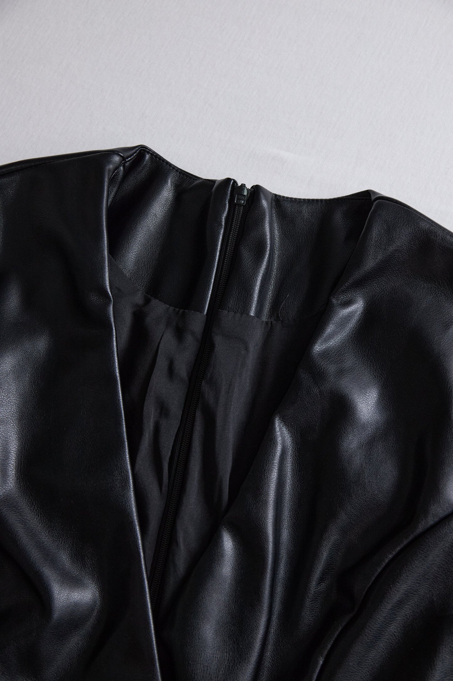 VESTIDO CORTO VALENTINA ROCHE EFECTO CUERO ELEGANTE