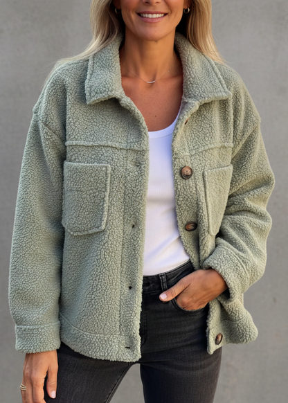 CHAQUETA DE BORREGO CON BOTONES Y BOLSILLOS FRONTALES