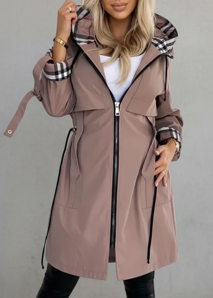 PARKA IMPERMEABLE CON CAPUCHA Y CINTURA AJUSTABLE