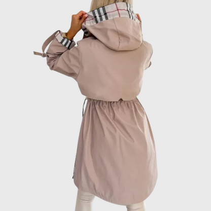 PARKA IMPERMEABLE CON CAPUCHA Y CINTURA AJUSTABLE