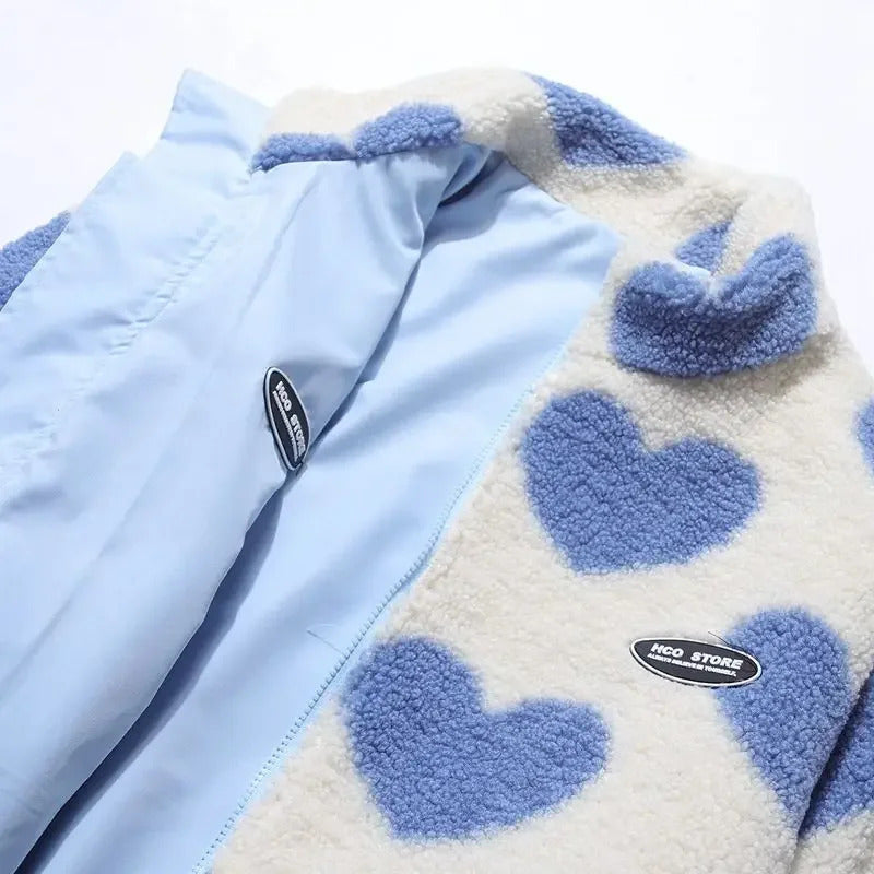 CHAQUETA POLAR DE BORREGUITO CON ESTAMPADO DE CORAZONES Y CREMALLERA