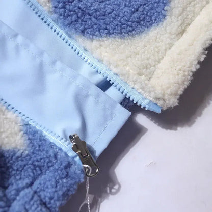 CHAQUETA POLAR DE BORREGUITO CON ESTAMPADO DE CORAZONES Y CREMALLERA