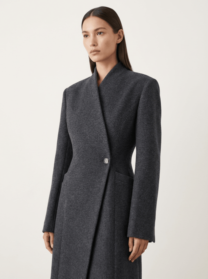 ABRIGO ESTRUCTURADO ELEGANCIA ARQUITECTÓNICA