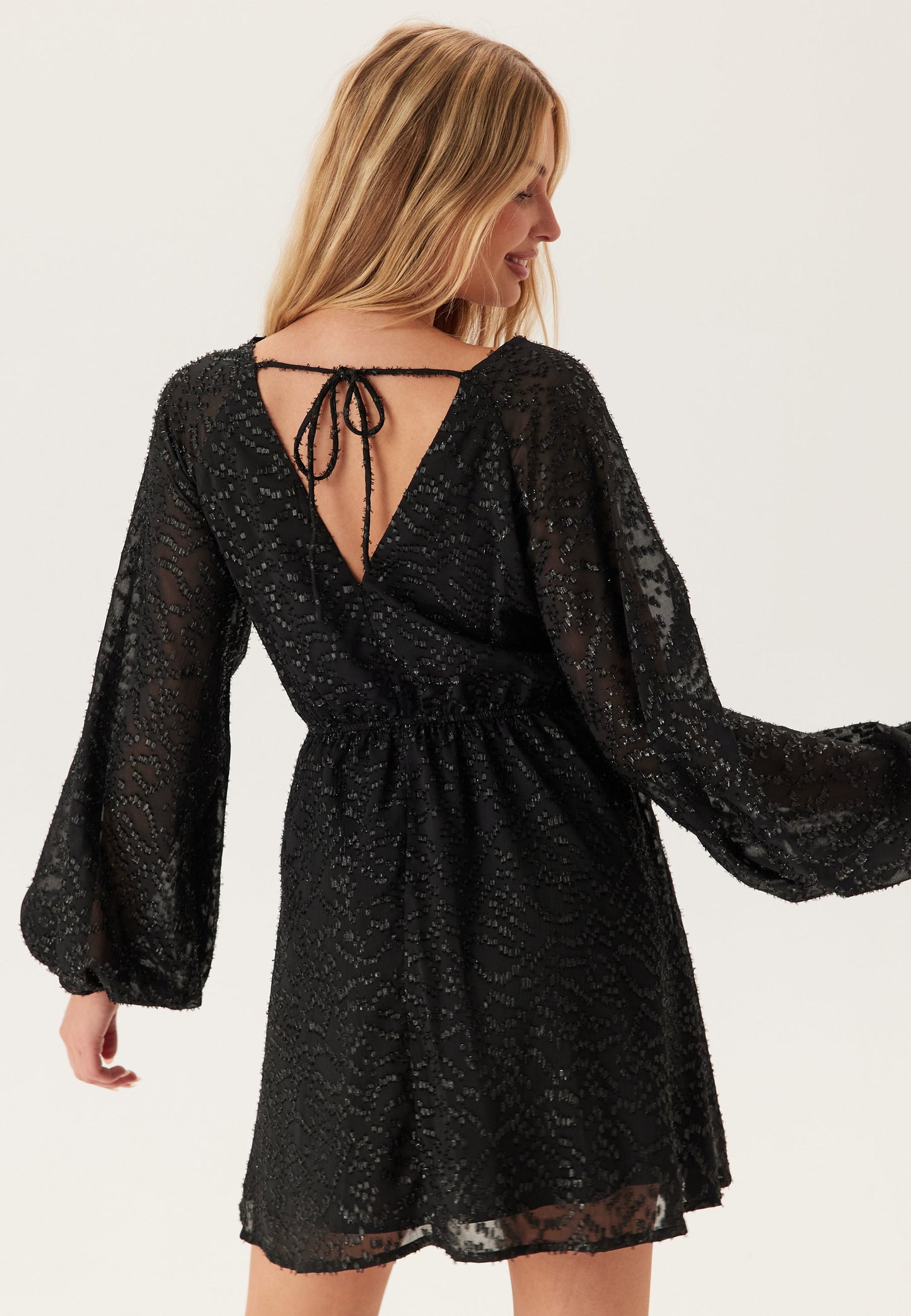 VESTIDO NEGRO CORTO BRILLANTE DE FIESTA