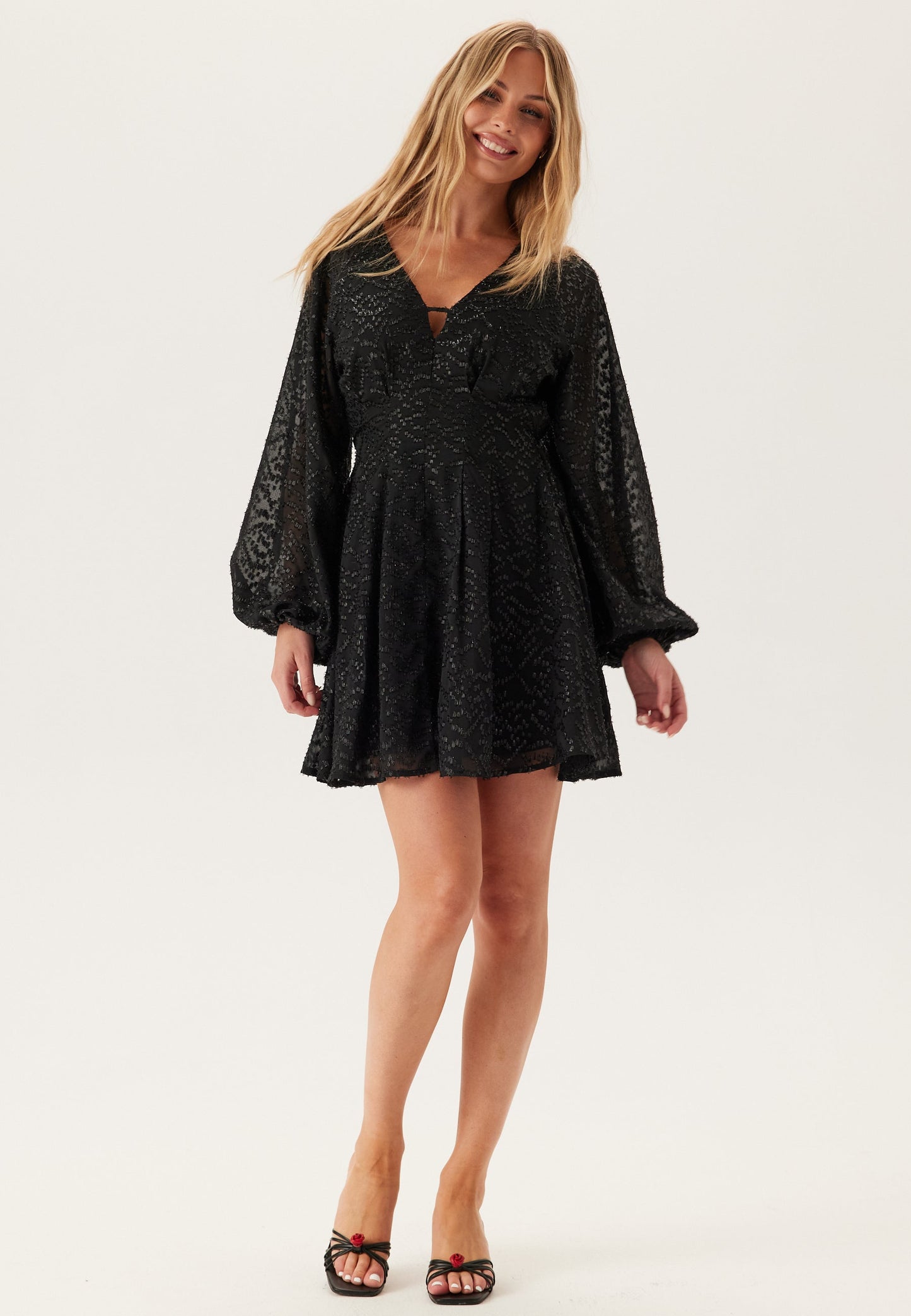 VESTIDO NEGRO CORTO BRILLANTE DE FIESTA