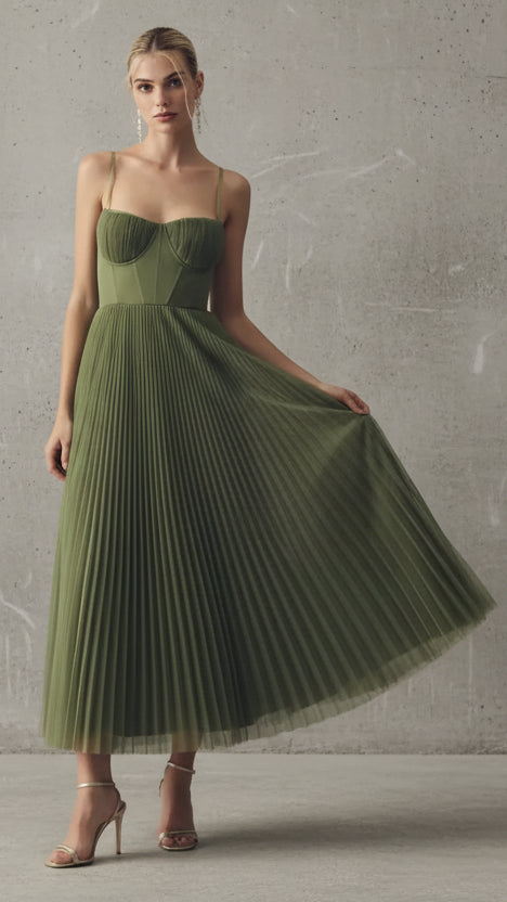 VESTIDO LARGO VERDE DE CORTE FLUIDO