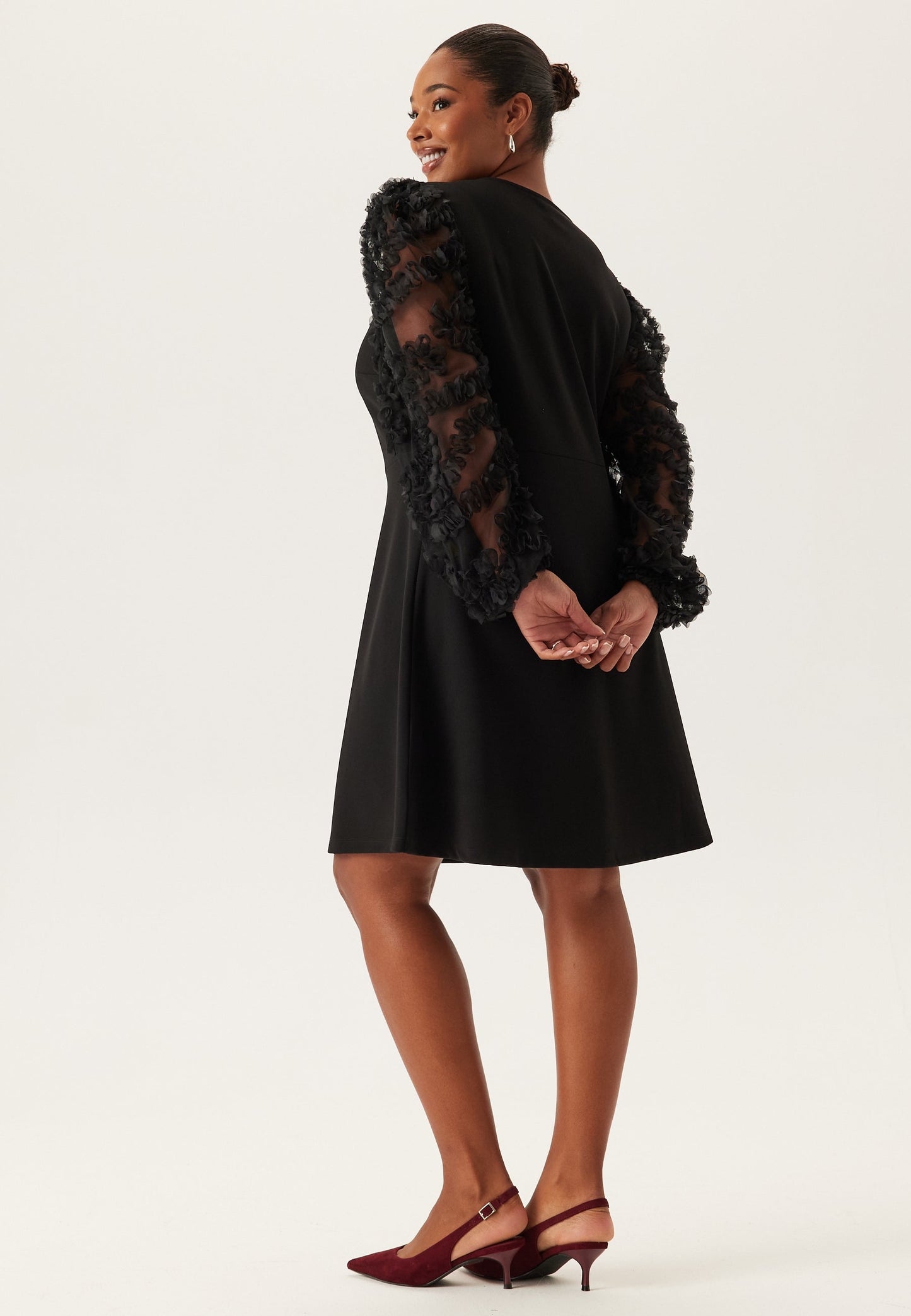 VESTIDO NEGRO ELEGANTE CON MANGAS BORDADAS