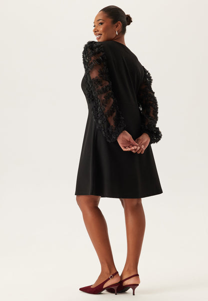 VESTIDO NEGRO ELEGANTE CON MANGAS BORDADAS