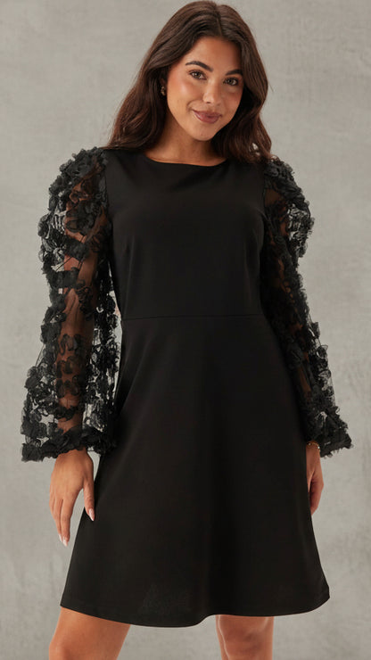 VESTIDO NEGRO ELEGANTE CON MANGAS BORDADAS