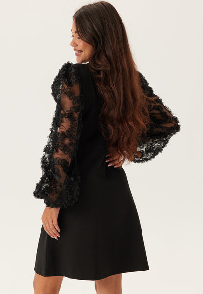 VESTIDO NEGRO ELEGANTE CON MANGAS BORDADAS