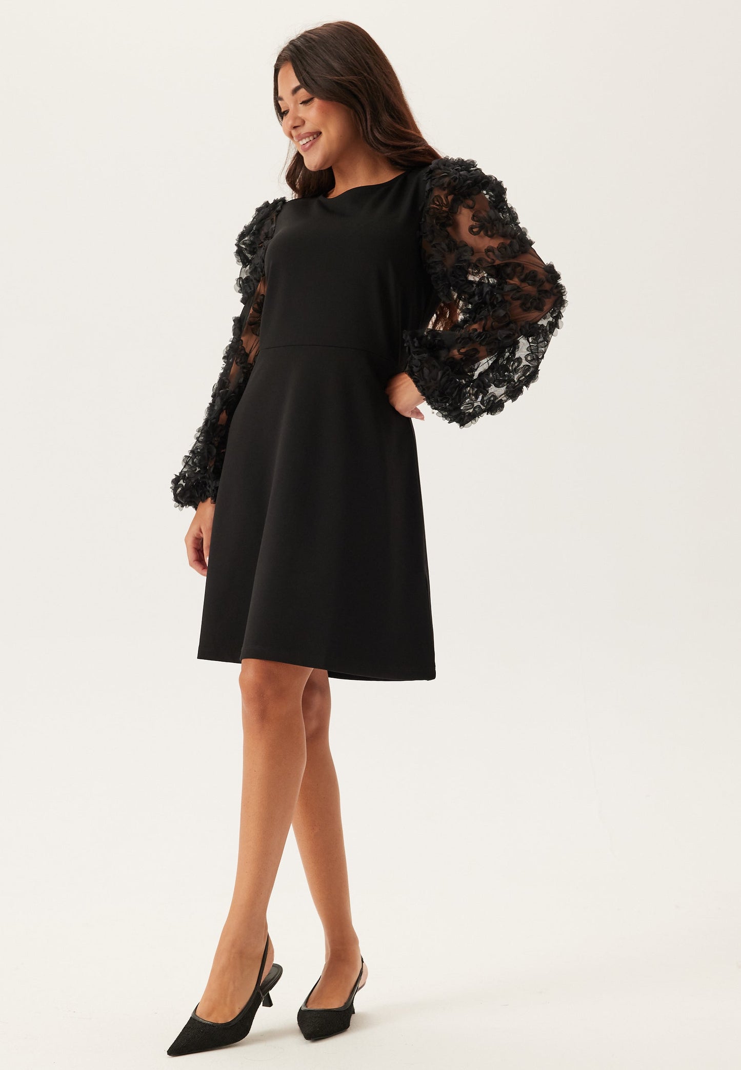 VESTIDO NEGRO ELEGANTE CON MANGAS BORDADAS