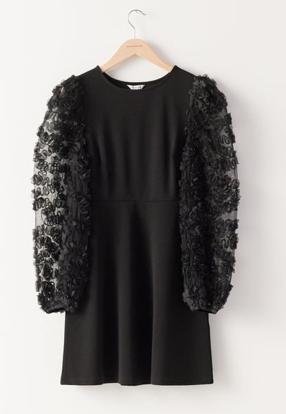 VESTIDO NEGRO ELEGANTE CON MANGAS BORDADAS