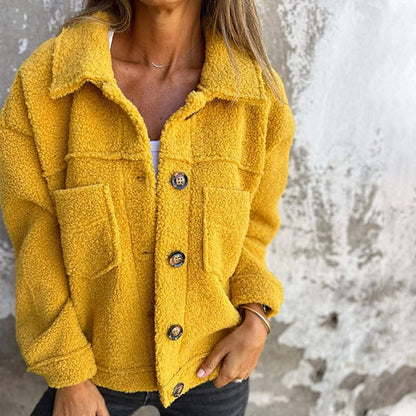 CHAQUETA DE BORREGO CON BOTONES Y BOLSILLOS FRONTALES