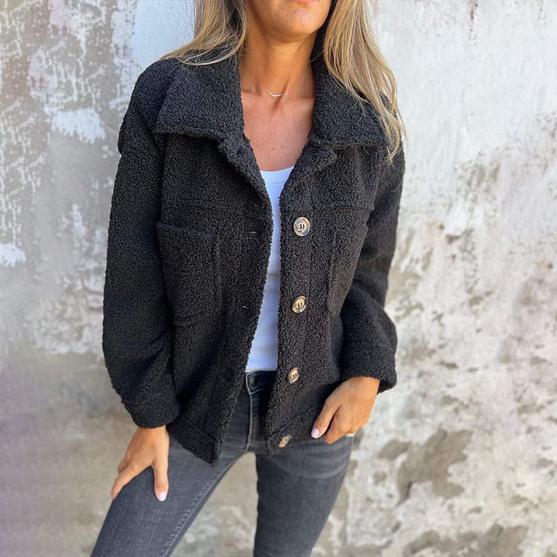 CHAQUETA DE BORREGO CON BOTONES Y BOLSILLOS FRONTALES