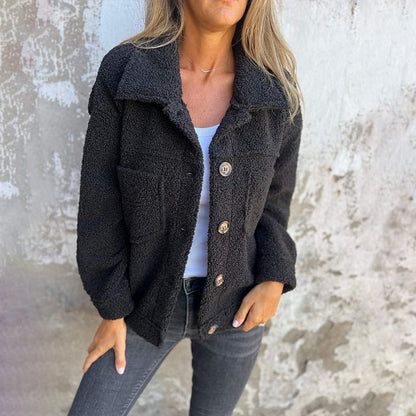 CHAQUETA DE BORREGO CON BOTONES Y BOLSILLOS FRONTALES