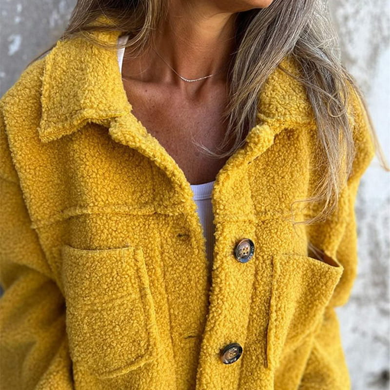CHAQUETA DE BORREGO CON BOTONES Y BOLSILLOS FRONTALES