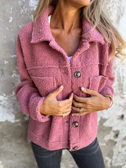 CHAQUETA DE BORREGO CON BOTONES Y BOLSILLOS FRONTALES