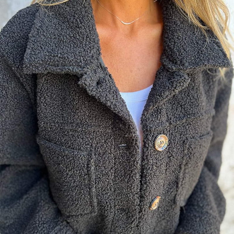 CHAQUETA DE BORREGO CON BOTONES Y BOLSILLOS FRONTALES