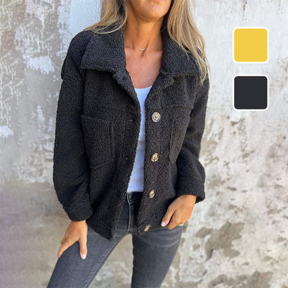 CHAQUETA DE BORREGO CON BOTONES Y BOLSILLOS FRONTALES