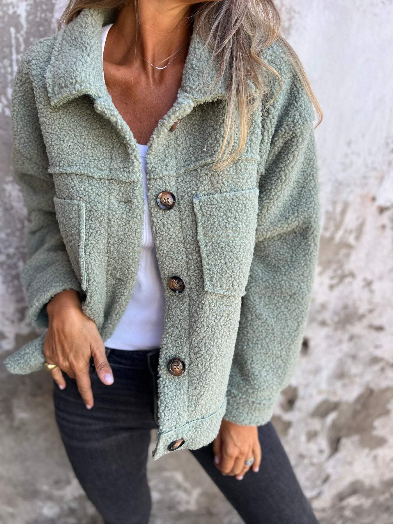 CHAQUETA DE BORREGO CON BOTONES Y BOLSILLOS FRONTALES