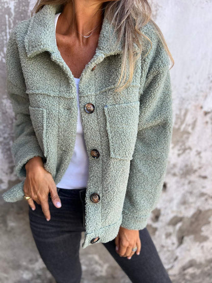 CHAQUETA DE BORREGO CON BOTONES Y BOLSILLOS FRONTALES