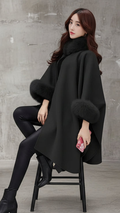 ABRIGO PONCHO VALENTINA EN TEJIDO PREMIUM CON DETALLES DE PELO SUAVE